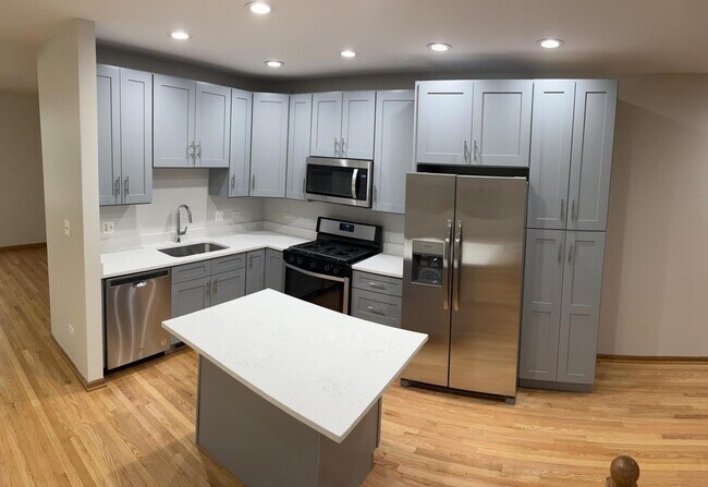 Building Photo - 925 W Lakeside Pl