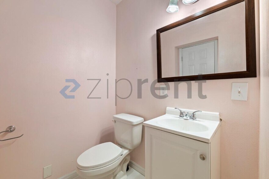 Building Photo - Unit