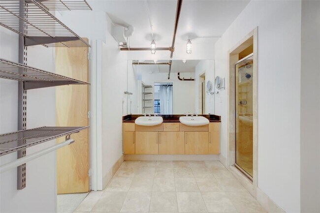 Building Photo - 411 Brazos St