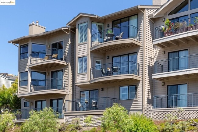 Building Photo - Four Bedroom Home with Panoramic Views