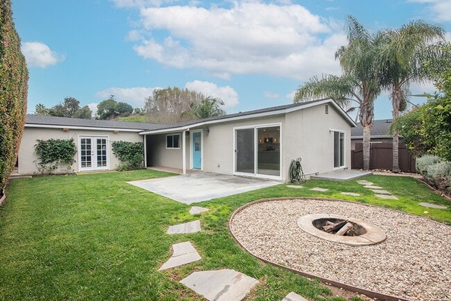 Building Photo - Charming Three Bedroom 2 Bath Home with Spacious Backyard for Entertaining!