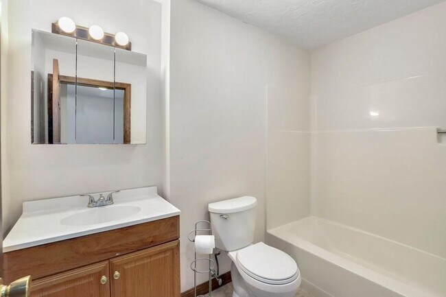 Building Photo - Well maintained, 3 Bedroom single family h...