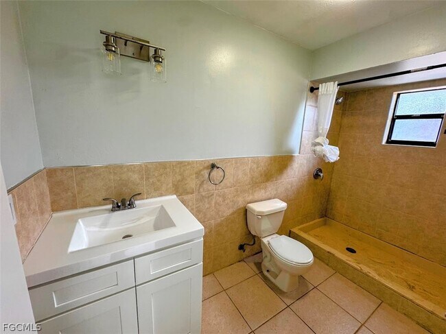 Building Photo - 233 S Cypress St