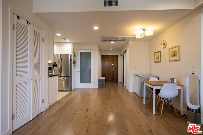 Building Photo - 105 S Mariposa Ave