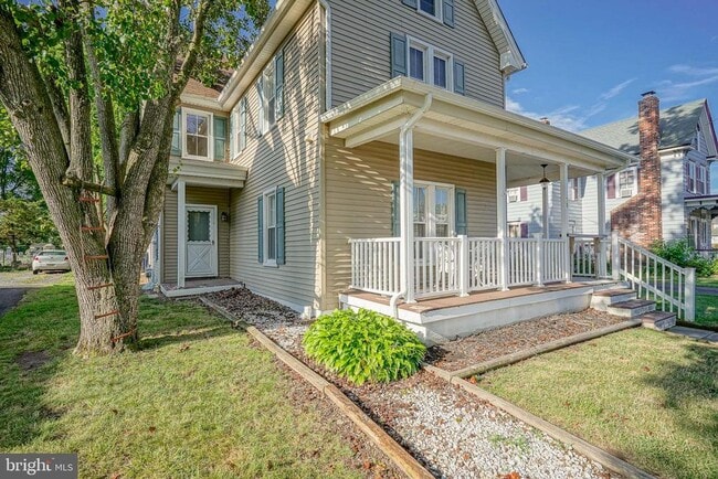 Building Photo - 20 Dickinson St