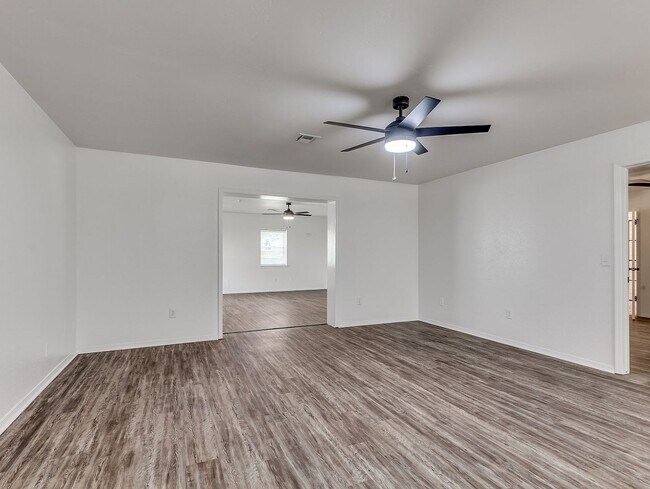 Building Photo - $300 0ff your move in for October 1st! All...