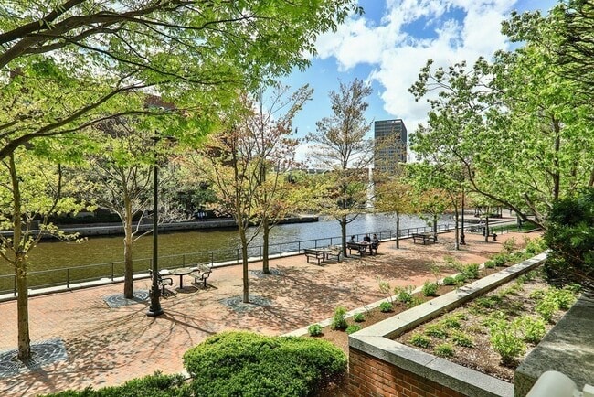 Building Photo - 10 Canal Park