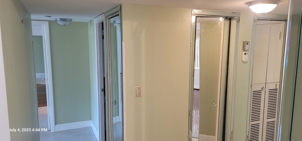 Building Photo - 1300 Saint Charles Pl