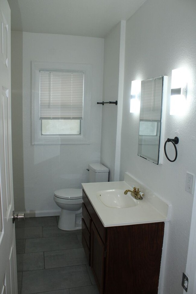 Building Photo - 3 Bedroom, 2 Bath in Single Family Home with BONUS Room Close to Downtown Pittsburg/BART