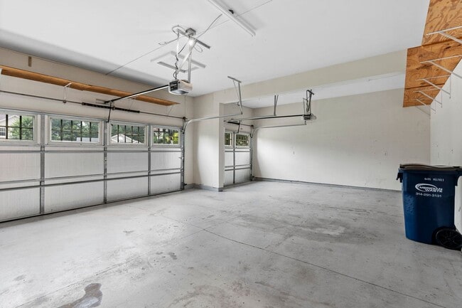 Building Photo - Stunning Former Display Home on a Quiet Cu...