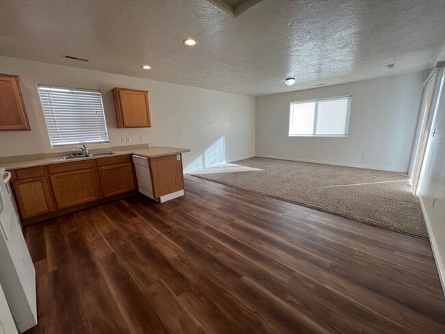 Building Photo - 3 bedroom, 2 bathroom twin home in Cedar W...