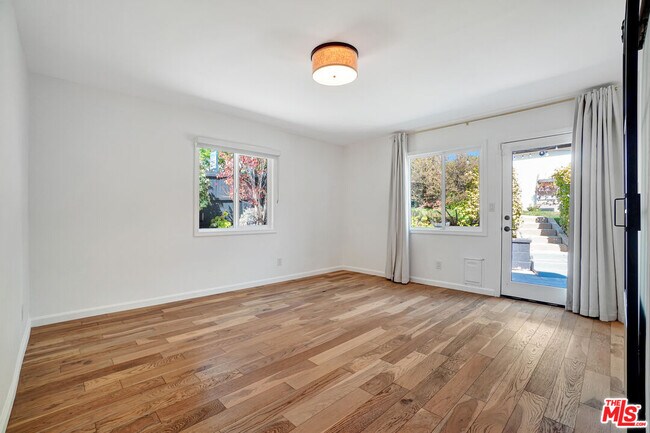 Building Photo - 4340 W 60th St