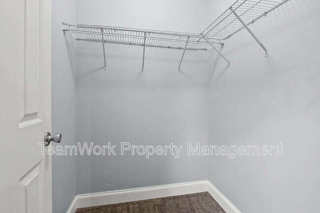 Building Photo - 5914 Tampa St