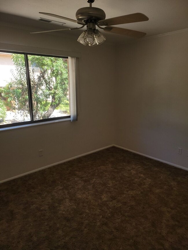 Building Photo - Charming 2 bedroom, 1.5 bathroom