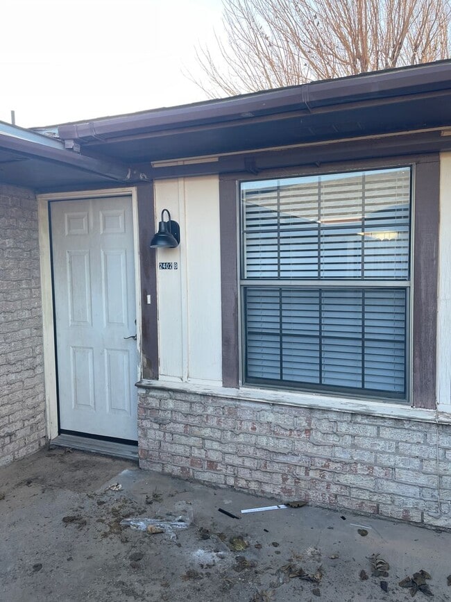 Building Photo - 2 Bed / 2 Bath Duplex with Garage & Private Yard – Great Location!