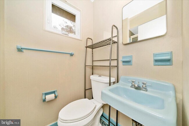 Building Photo - 3906 Montrose Dr