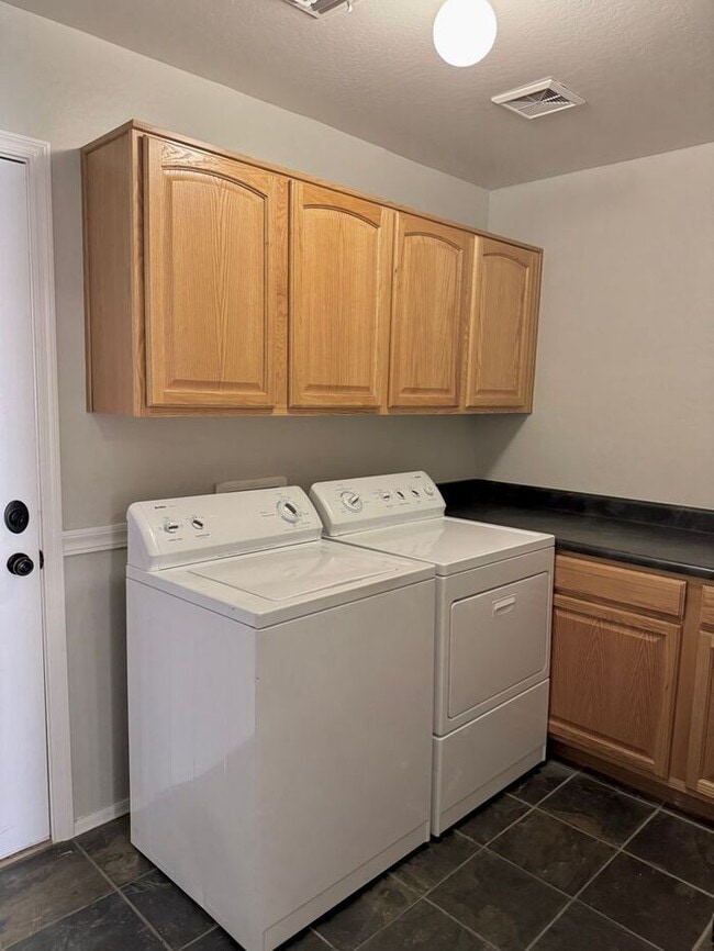 Building Photo - 1056 E Lakeview Dr