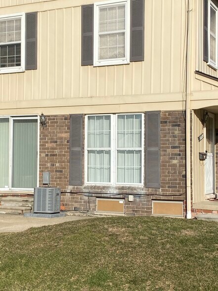 Private entrance and patio - 34119 Garfield Cir