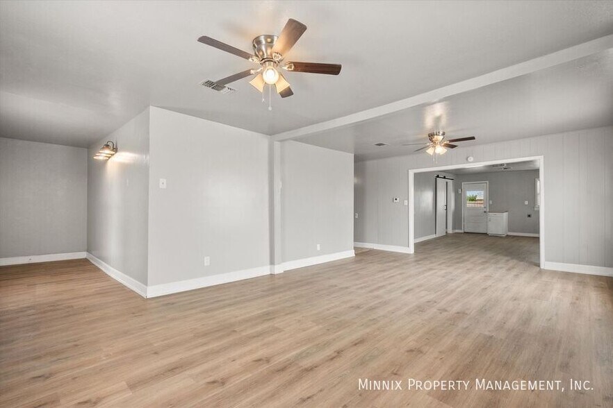 Building Photo - 1302 Ave. E (FS)-1