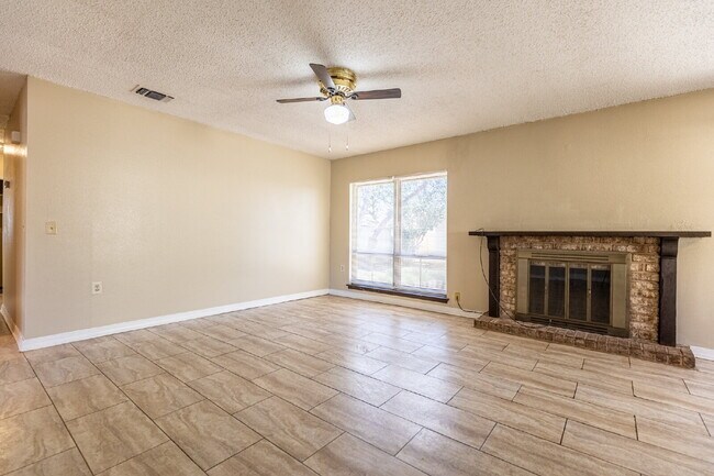 Building Photo - 2943 Keslake St