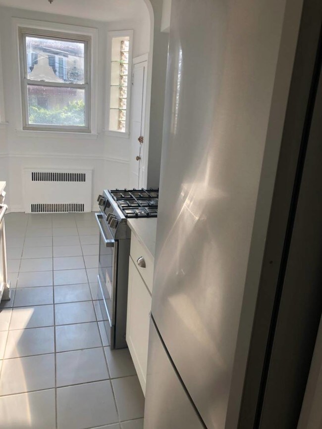 Building Photo - 166 Langham St