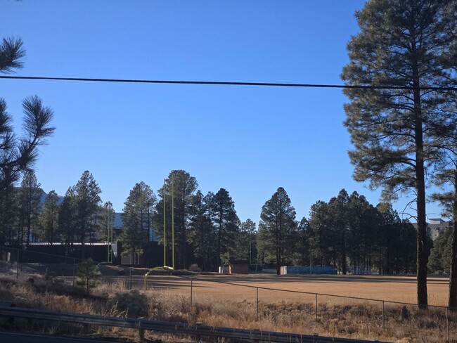 Building Photo - 2 Bed, 1 Bath Townhouse next to NAU!! Stud...