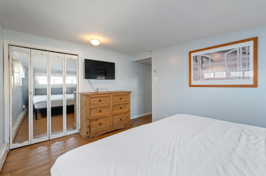 Building Photo - 104 7th Ave