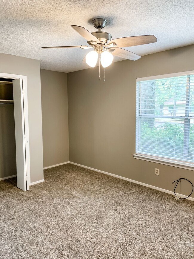 Building Photo - Pet Friendly 3/2 on Shady Fenced Lot w/ Fi...