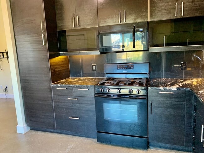 Building Photo - Modern 3 bedroom home in East Austin