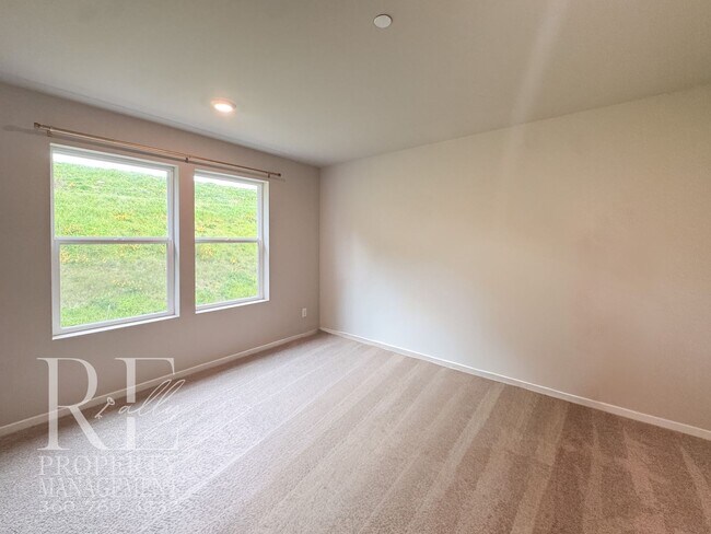 Building Photo - Bright 2024-Built Home with Modern Finishes & Fully Fenced Yard