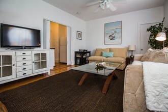 Building Photo - 1Br/1Bth unit! Hot Water included. Great location!