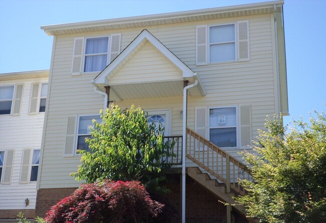 Primary Photo - 3 Bedroom 2.5 Bath 1 Car Garage Duplex