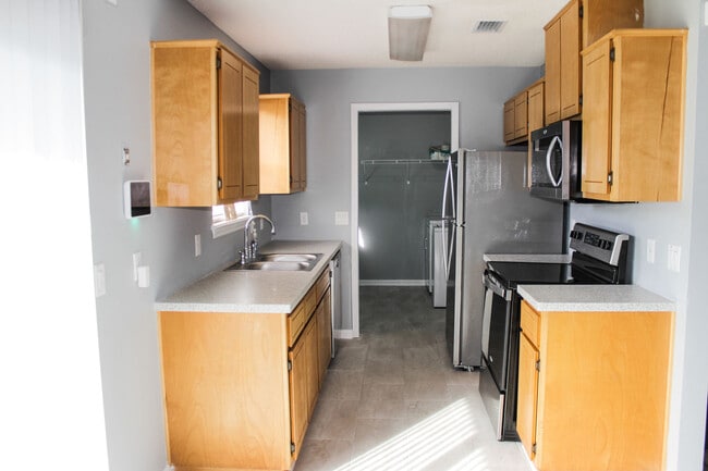 Kitchen - 501 Westgate Cir