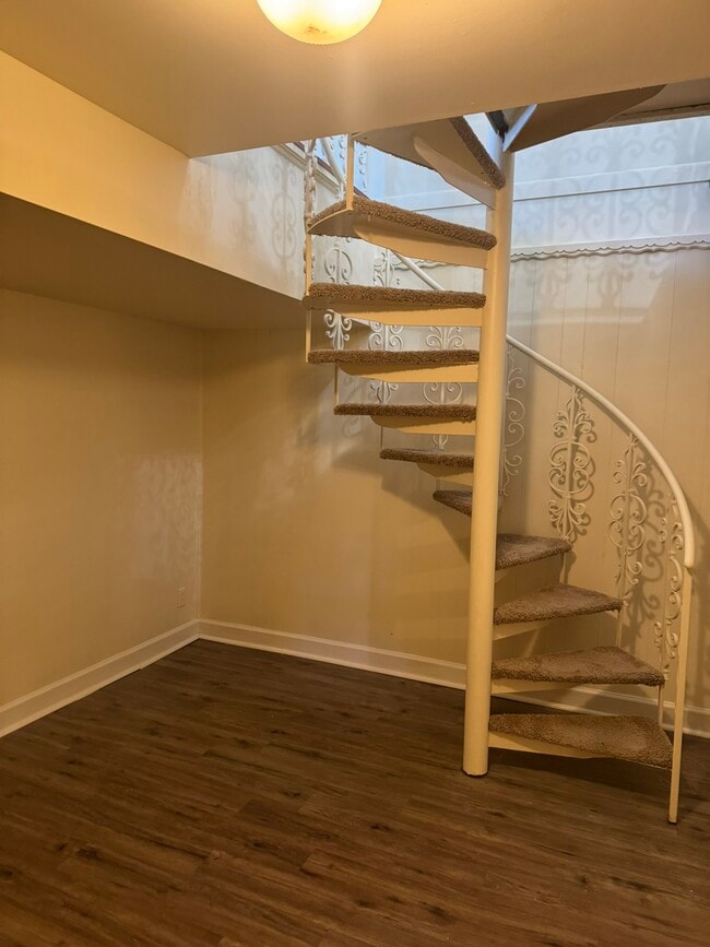 Building Photo - 9019 Meadowlawn Dr