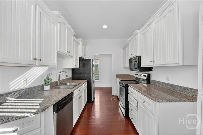 Building Photo - 506 E 31st St