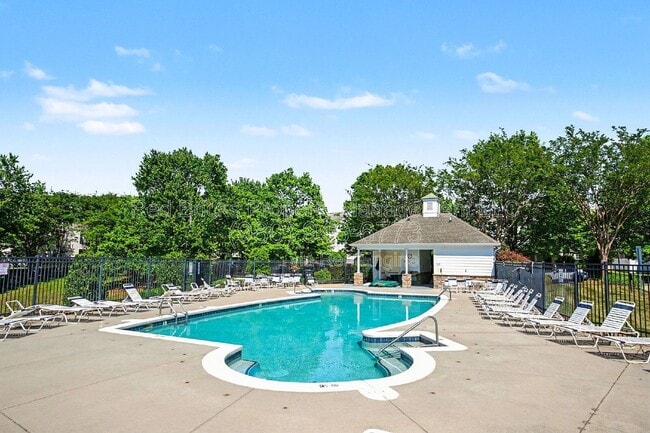 Building Photo - 15658 King Louis Ct