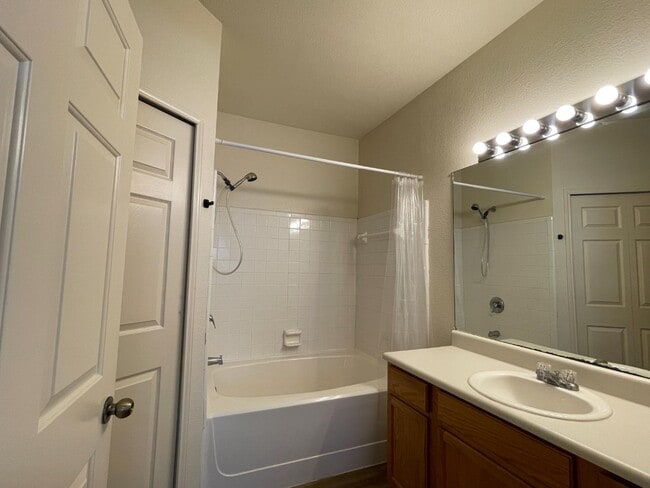 Building Photo - 447 W Longleaf Dr