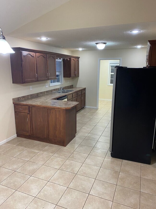 Building Photo - Available November 5, 2024! Call Watson & ...
