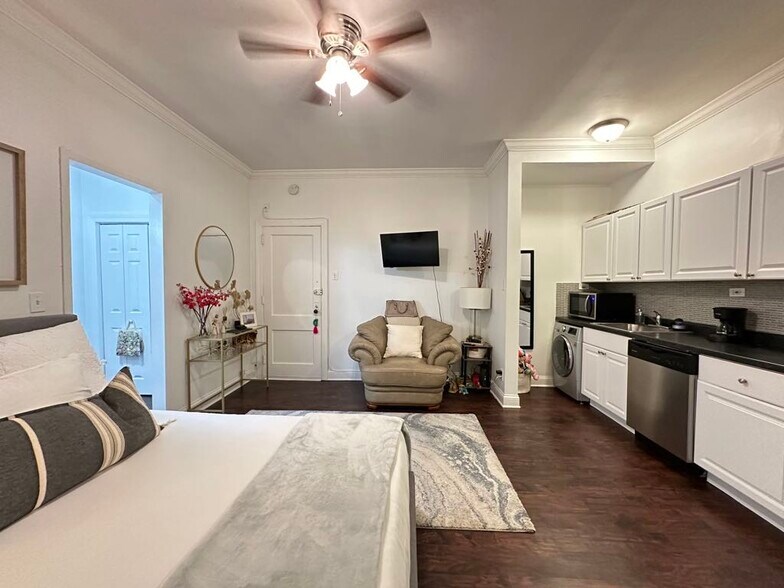 Building Photo - 3345 N Marshfield Ave