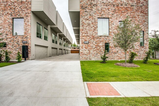 Building Photo - Modern Townhome with Gated Private Lawn & Dual Primary Suites & 2-Car Garage | Knox-Henderson / L...
