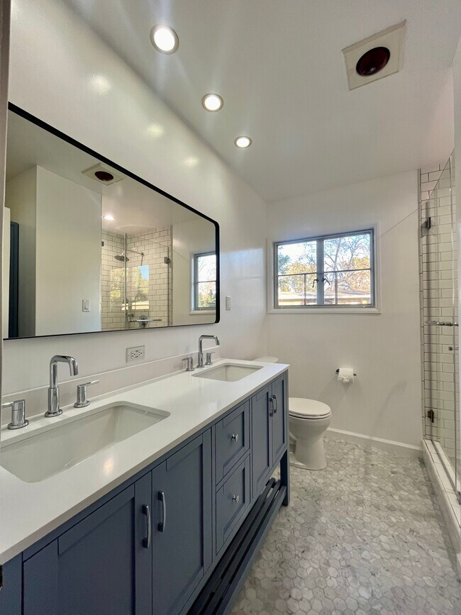 Large bathroom - 5367 Village Grn