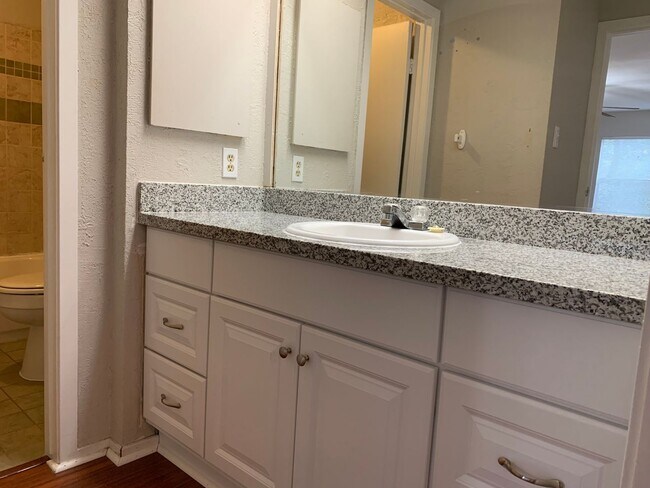 Building Photo - Great Floor Plan