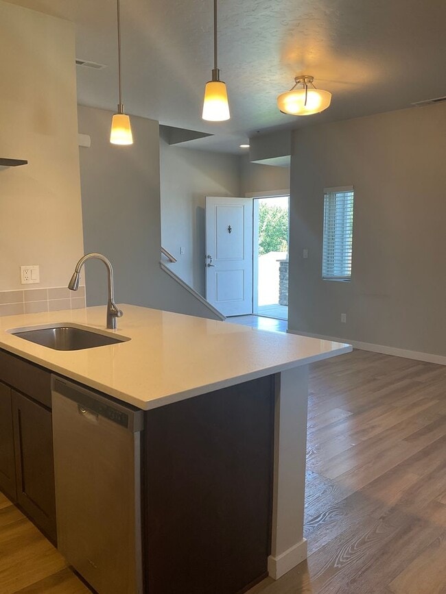 Building Photo - Sunbeam Townhomes | Modern Townhome Living in the Heart of Kuna