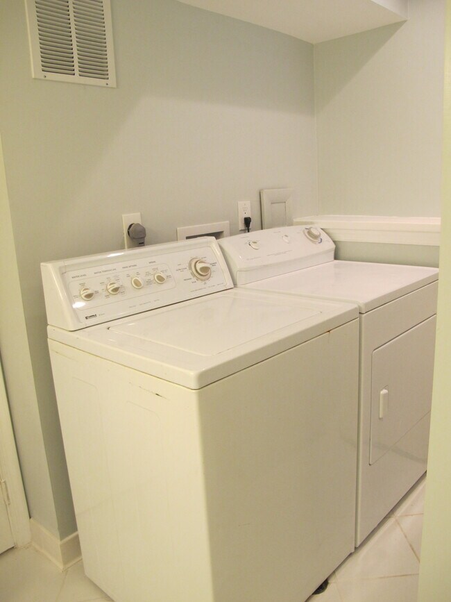 Building Photo - 1115 Westbriar Ct NE