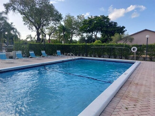 Building Photo - 2718 N Nob Hill Rd