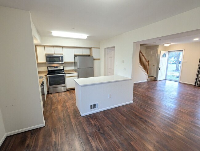 Building Photo - Well maintained townhouse in Robin Meadows Community with updated features available now!