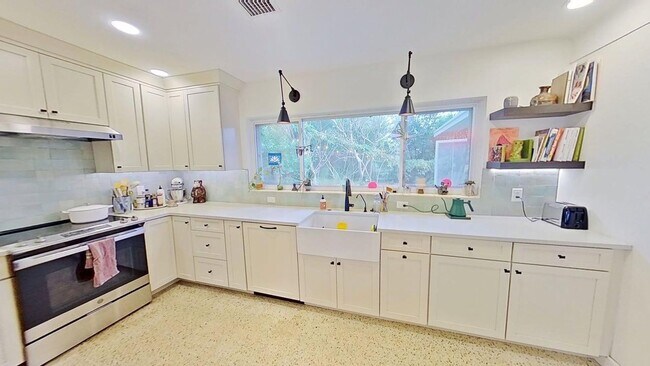 Building Photo - Lake Pasadena - Charming 2 Bedroom Home with Spacious Yard