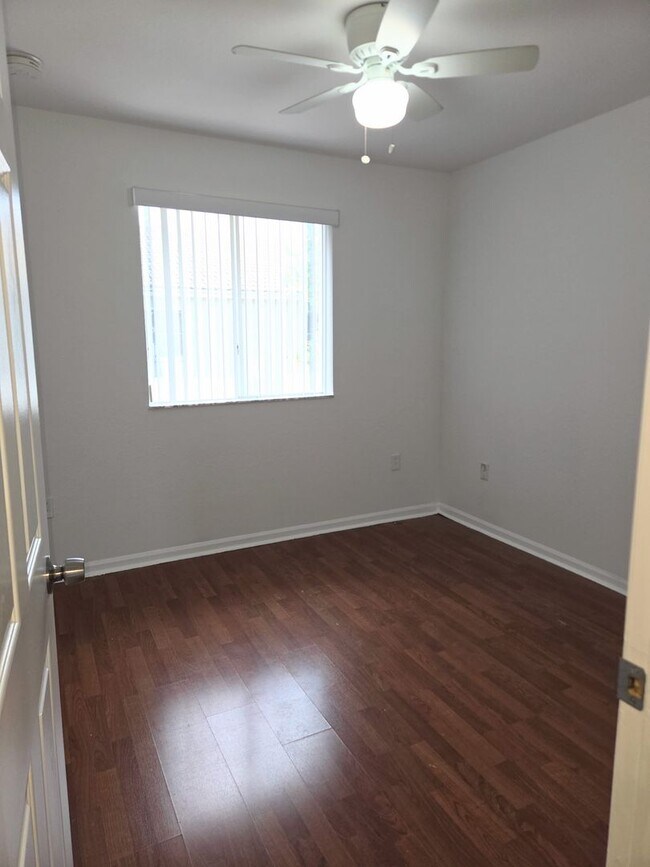 Building Photo - 3 Bedroom / 3 Bathroom Townhouse in Keys Cove Gated Community