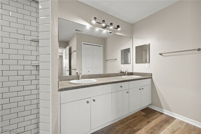 Building Photo - 3919 SW 14th Ave