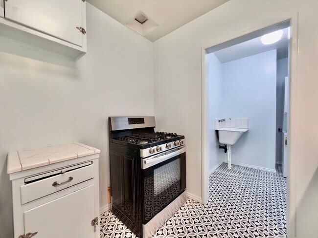 Building Photo - 1232 Ridgeley Dr